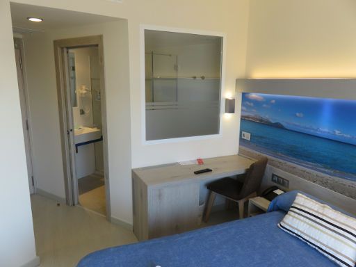 Hotel Ferrer Janeiro, Ca’n Picafort, Mallorca, Spanien, Zimmer 541 mit Flachbildfernseher, Einbauschrank mit großem Safe, Eingangstür und Badezimmer