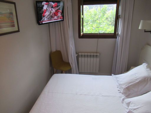 Hotel Finca Los Llanos, Capileira, Spanien, Zimmer 208 mit großem Bett, Fernseher, Fenster und Heizkörper