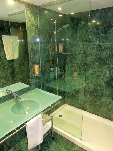 Hotel H2 Granada, Spanien, Bad mit Waschtisch und Duschkabine