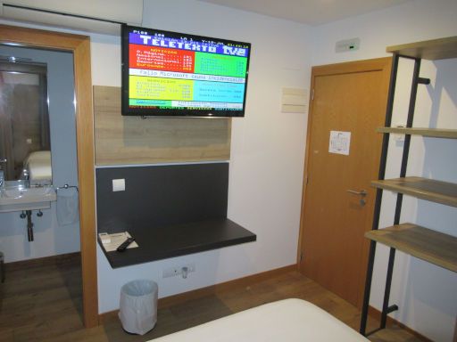 Hotel La Trainera, Pedreña, Spanien, Zimmer 105 mit Tür zum Bad, Fernseher, Tisch und Eingangstür