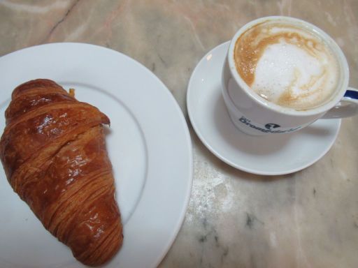 Hotel La Trainera, Pedreña, Spanien, Kaffee mit Milch und Croissant