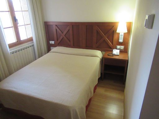 Hotel Meleiros, Castro de Sanabria, Spanien, Zimmer 126 mit großem Bett, Fenster, Heizkörper, Nachttischleuchte, Telefon