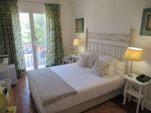 Hotel MR Les Rotes, Dénia, Spanien, Zimmer 102 mit Tisch, Kühlschrank, Fenster, Stuhl, großem Bett, Nachttisch, Beleuchtung und Telefon