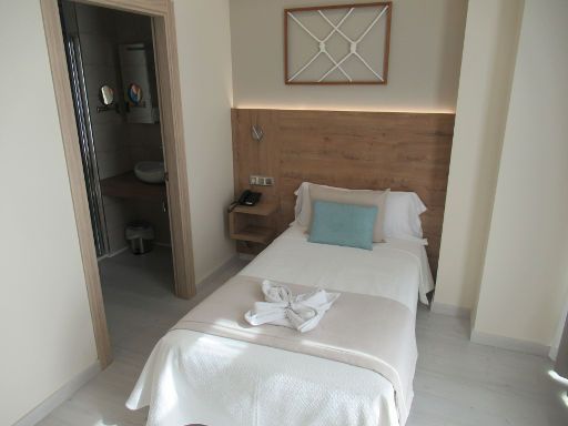Hotel O Náutico, Laxe, Spanien, Zimmer 31 mit Tür zum Bad, Einzelbett, Leseleuchte und Nachttisch