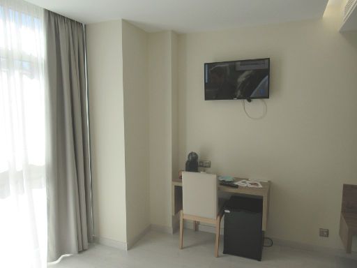 Hotel O Náutico, Laxe, Spanien, Zimmer 31 mit Fenster, Tisch, Stuhl, Kaffeemaschine, lautloser Kühlschrank, Flachbildfernseher, Kofferablage und Flur zum Eingang