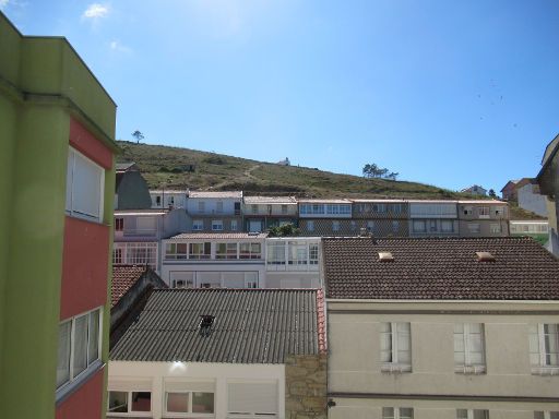 Hotel O Náutico, Laxe, Spanien, Ausblick aus dem Zimmer 31 auf die gegenüberliegenden Häuser
