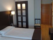 Hotel Plazaola, Irurtzun, Spanien, Zimmer 216 mit Einbauschrank, Stuhl, Trennwand zum Bad, Verbindungstür und Eingangstür