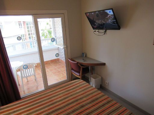 Poseidón Resort, Benidorm, Spanien, Zimmer 334 mit Tür zum Balkon, Stuhl, Tisch und Flachbildfernseher