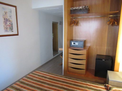 Poseidón Resort, Benidorm, Spanien, Zimmer 334 mit Wandspiegel, Kofferablage, Einbauschrank, Mini Safe, Kühlschrank und Klimaanlage