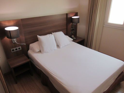 Hotel Príncipe Felipe, Albolote, Spanien, Zimmer 234 mit großem Bett, Nachttisch, Leuchten und Fenster