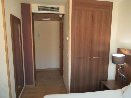 Hotel Príncipe Felipe, Albolote, Spanien, Zimmer 234 mit Wandspiegel, Klimaanlage, Eingangstür, Tür zum Bad und Wandschrank