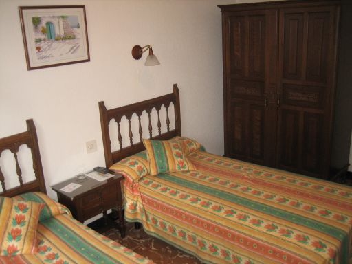Hotel Residencia Sol, Benicarlo, Spanien, zwei Betten, Schrank