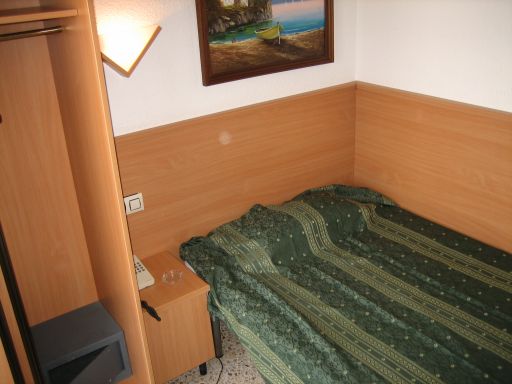 Hotel Samba Lloret de Mar, Spanien, Einzelzimmer mit Schrank mit Mini Safe, Bett und Telefon