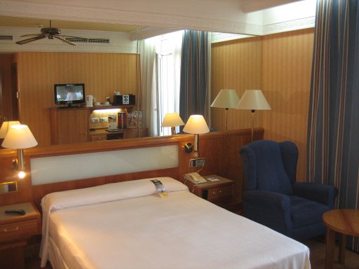 Hotel Senator Gran Vía 70 Spa 70 Spa, Madrid, Spanien, Zimmer 1010 mit Doppelbett, Sessel, Tisch, Spiegel am Bett