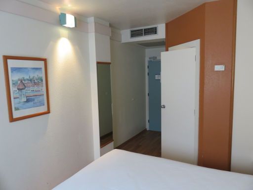 ibis Bilbao Barakaldo, Spanien, Zimmer 332 mit Wandspiegel, Klimaanlage, Eingangstür und Tür zum Badezimmer