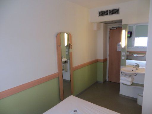 ibis budget Madrid Centro las Ventas, Spanien, Zimmer 139 mit Wandspiegel, Eingangstür, Klimaanlage und Waschbecken