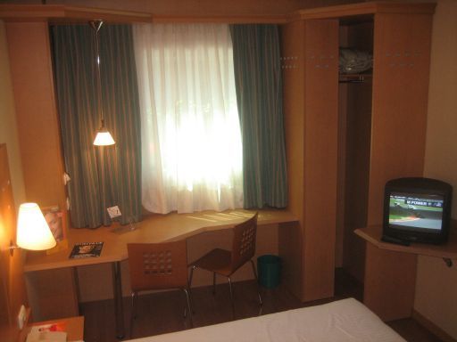 Ibis Madrid Alcalá de Henares la Garena, Spanien, Zimmer 11 mit Tisch und zwei Stühlen, offenen Wandschrank Fernseher