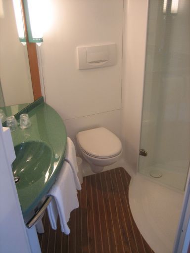 Ibis Valencia Palacio de Congresos, Spanien, Bad mit Waschtisch, WC und Duschkabine