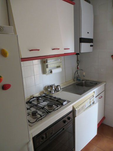 faro inmobiliaria, Madrid, Spanien, Plaza Riofrio 4, Küche mit Kühlschrank, Gasherd, Spülmaschine und Gas Kombitherme