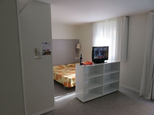 Apartamentos Mix Bahia Real S’Arenal, Mallorca, Spanien, Zimmer 108 mit zwei Einzelbetten, Wandschrank, Minisafe, Flachbildfernseher, Schrank und Fenster