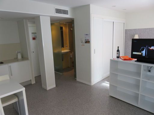 Apartamentos Mix Bahia Real, S’Arenal, Mallorca, Spanien, Zimmer 108 mit Kochnische, Eingangstür und Tür zum Badezimmer