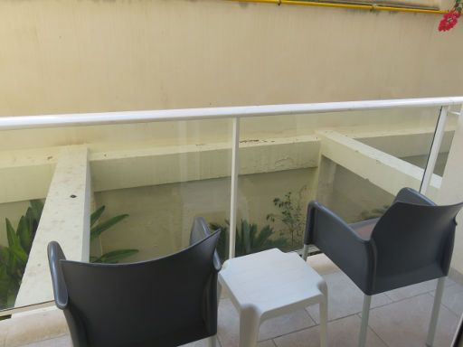 Apartamentos Mix Bahia Real S’Arenal, Mallorca, Spanien, Balkon mit zwei Stühlen und Tisch
