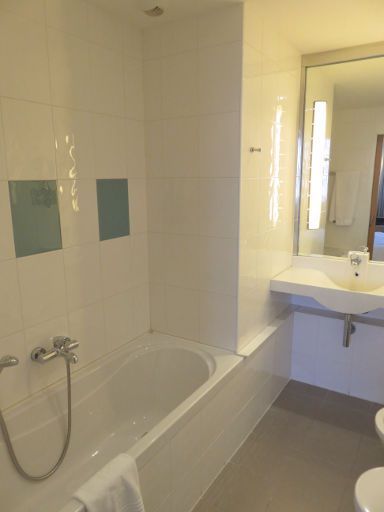 Novotel Valladolid, Spanien, Bad mit Badewanne und Waschtisch