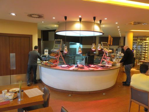 Novotel Valladolid, Frühstücksraum mit einem Teil vom Frühstücksbuffet
