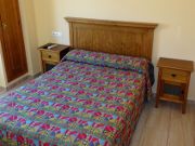 Hostal Parador de los Llanos, Torreorgaz, Spanien, Zimmer 5 mit Einbauschrank und Doppelbett mit Nachttischen