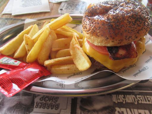 The Fitzgerald™, Alcalá de Henares, Spanien, Rockefeller Burger mit 200 Gramm Rindfleisch, Tomate, Zwiebel, Cheddar Käse, Bacon und geheimer Fritz Soße