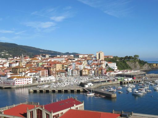 Bermeo, Spanien, Ausblick auf den Hafen und die Stadt von Süden