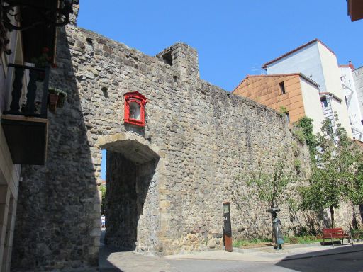 Bermeo, Spanien, Stadtmauer und Bogen San Juan