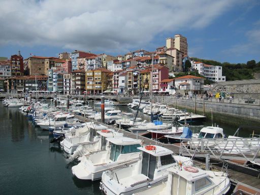 Bermeo, Spanien, Hafen mit Sportbooten und Promenade