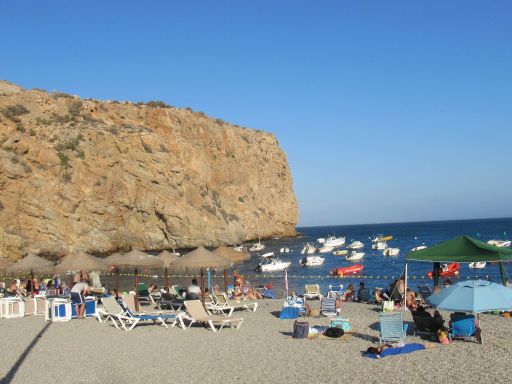 Calahonda, Granada, Spanien, Felsen und kleine Boote