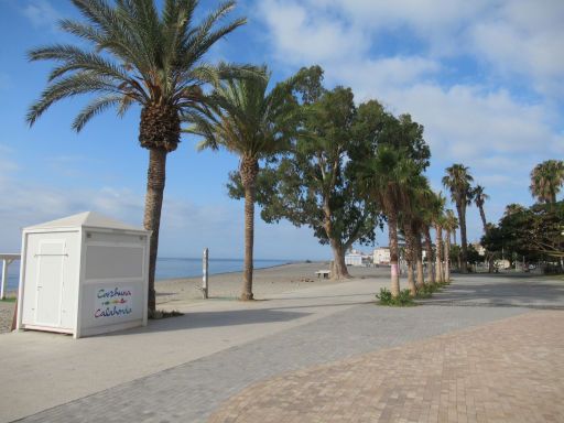 Calahonda, Granada, Spanien, Strandpromenade am Montag Morgen