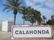 Calahonda, Granada, Spanien, Strandpromenade am Montag Morgen