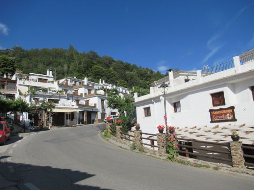 Capileira, Spanien, weiße Häuser an der Hauptstraße