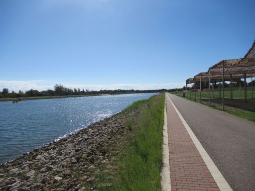 Canal Olímpic de Catalunya, Castelldefels, Spanien, Kanal und Straße