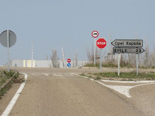 Stellantis Opel Peugeot Werk, Figueruelas, Spanien, Kreuzung A-122 und Straße zum Bahnhof Grisén