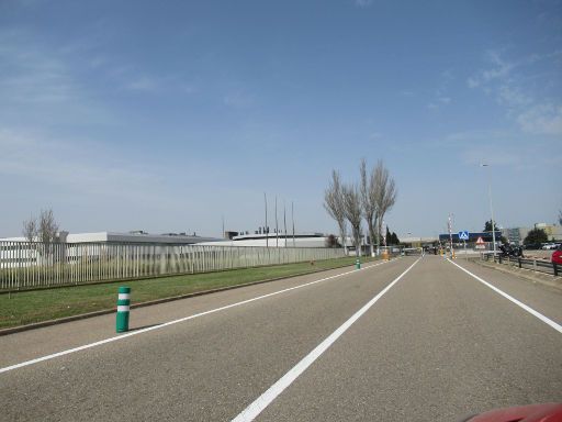 Stellantis Opel Peugeot Werk, Figueruelas, Spanien, Einfahrt Parkplatz Mitarbeiter und Besucher