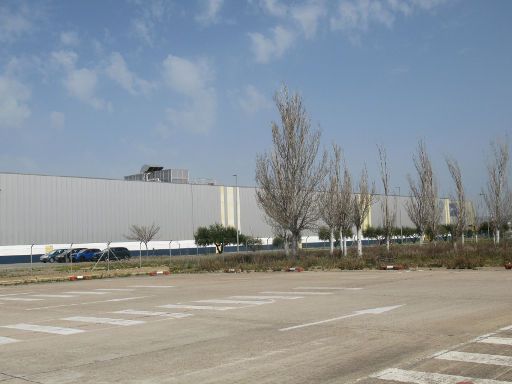 Stellantis Opel Peugeot Werk, Figueruelas, Spanien, Parkplatz und Fabrikhalle