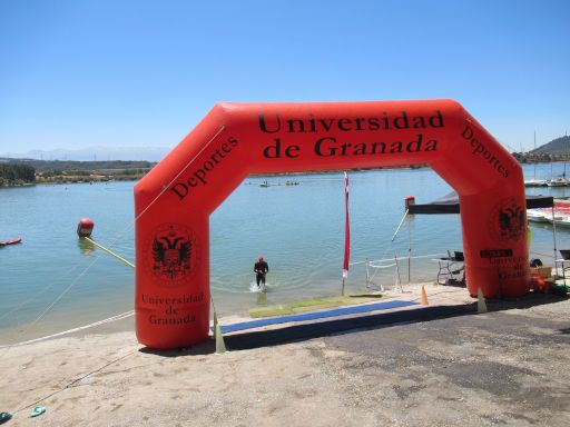 VIII Travesía a nado Universidad de Granada, 2024, Stausee Cubillas, Schwimmwettbewerb, Albolote, Granada, Spanien, Start– Zielbereich am Ufer