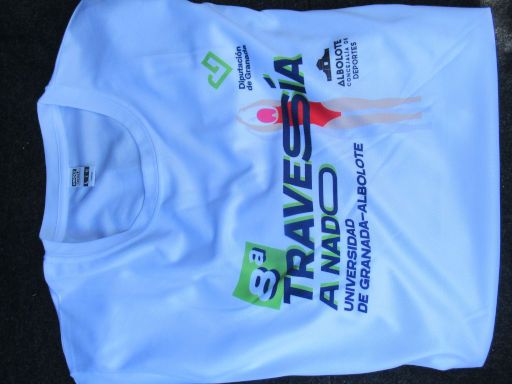 VIII Travesía a nado Universidad de Granada, 2024, Stausee Cubillas, Schwimmwettbewerb, Albolote, Granada, Spanien, T-Shirt für alle Teilnehmer im Ziel