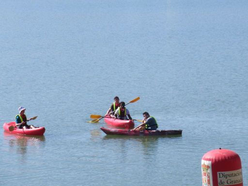 VIII Travesía a nado Universidad de Granada, 2024, Stausee Cubillas, Schwimmwettbewerb, Albolote, Granada, Spanien, Rettungsschwimmer in Kayaks