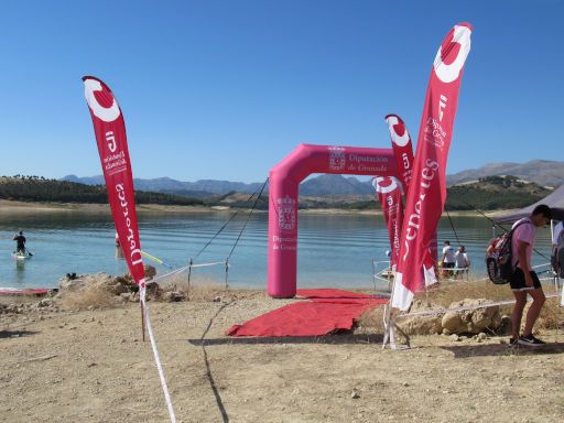 XIII Travesía a nado, 2024, Stausee Los Bermejales, Schwimmwettbewerb, Arenas del Rey, Granada, Spanien, Start– Zielbereich am Ufer