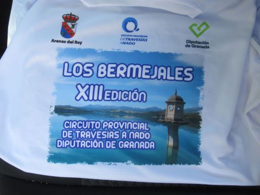 XIII Travesía a nado, 2024, Stausee Los Bermejales, Schwimmwettbewerb, Arenas del Rey, Granada, Spanien, T-Shirt für alle Teilnehmer im Ziel