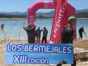 XIII Travesía a nado, 2024, Stausee Los Bermejales, Schwimmwettbewerb, Arenas del Rey, Granada, Spanien, Start– Zielbereich am Ufer