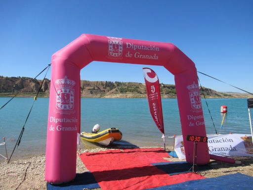 Travesía a nado Embalse de Negratín 2024, Stausee Negratín, Schwimmwettbewerb, Granada, Spanien, Start– Zielbereich am Ufer