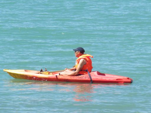 Travesía a nado Embalse de Negratín 2024, Stausee Negratín, Schwimmwettbewerb, Rettungsschwimmer im Kayak