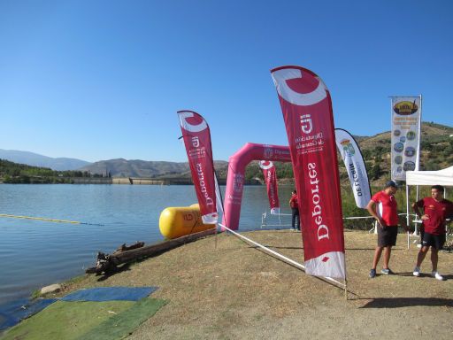 Travesía a nado Swim Lecrín 2024, Stausee Béznar, Schwimmwettbewerb, Granada, Spanien, Start– Zielbereich am Ufer